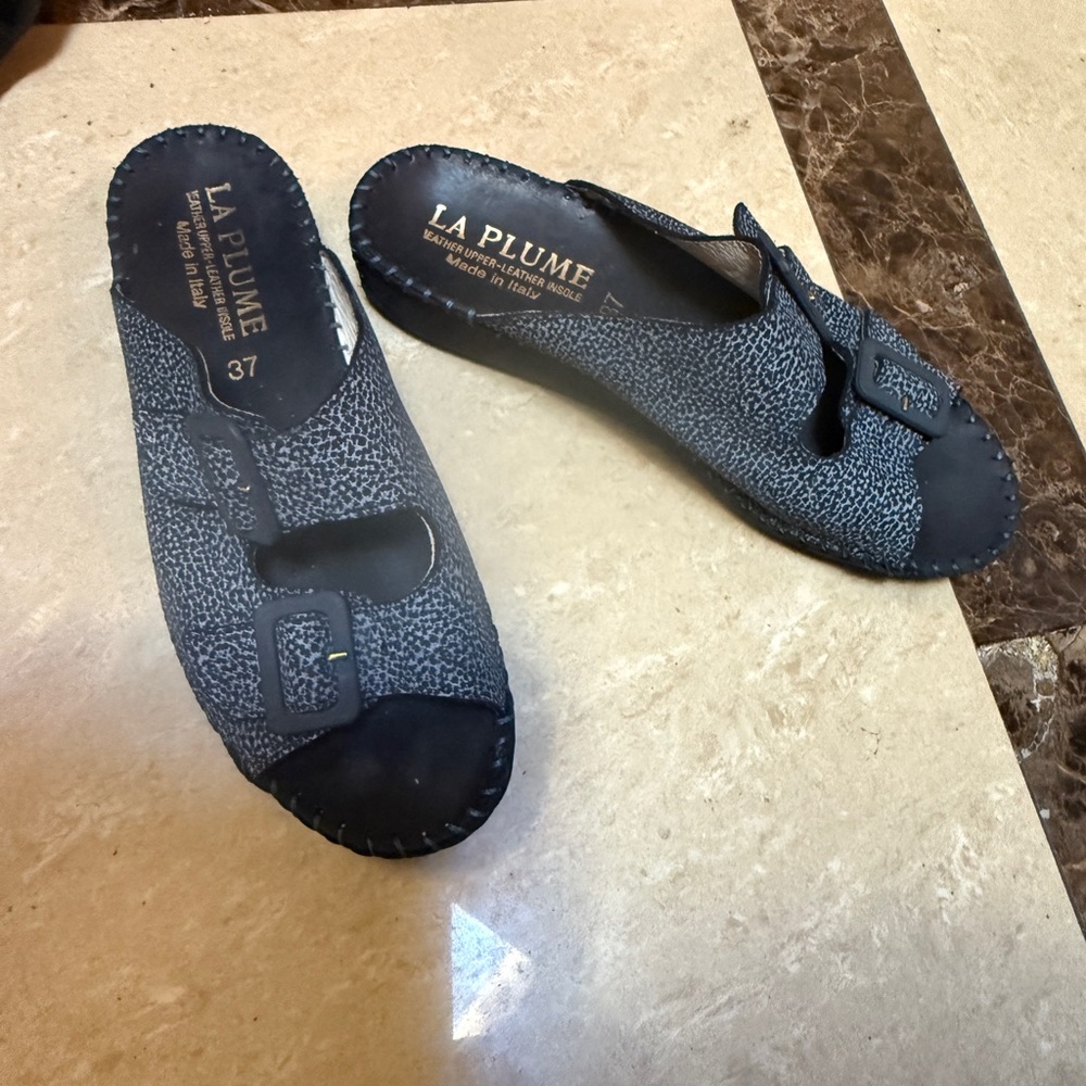 La Plume Black Sandals